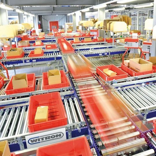 Energieeffiziente Fördertechnik läuft nur dann, wenn sich Fördergut darüber bewegt.Bild: Witron Energieeffiziente Fördertechnik läuft nur dann, wenn sich Fördergut darüber bewegt.Bild: Witron