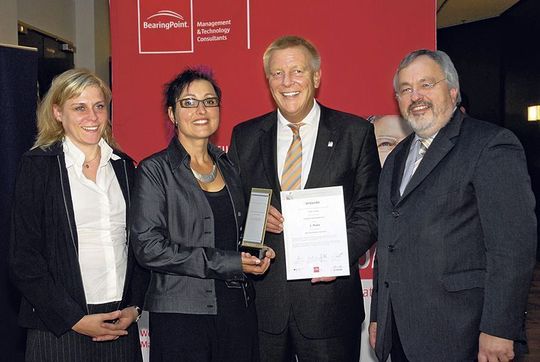 Dr. Kerstin Lindenlaub (Projektassistentin), Karin Engelhardt (Online-Managerin), Norbert Kastner (Oberbürgermeister der Stadt Coburg) und Franz-Reinhard Habbel (Sprecher Deutscher Städte- und Gemeindebund) Dr. Kerstin Lindenlaub (Projektassistentin), Karin Engelhardt (Online-Managerin), Norbert Kastner (Oberbürgermeister der Stadt Coburg) und Franz-Reinhard Habbel (Sprecher Deutscher Städte- und Gemeindebund)