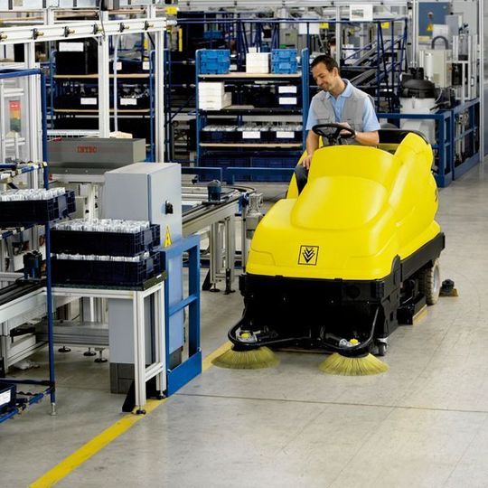 Batteriebetriebene Kombi-Aufsitz-Scheuersaugmaschinen mit Kehrvorsatz und Walzentechnik werden zur Grundreinigung, Unterhaltsreinigung und zum Polieren von Flächen bis 10 000 m² eingesetzt.Bild: Kärcher Batteriebetriebene Kombi-Aufsitz-Scheuersaugmaschinen mit Kehrvorsatz und Walzentechnik werden zur Grundreinigung, Unterhaltsreinigung und zum Polieren von Flächen bis 10 000 m² eingesetzt.Bild: Kärcher