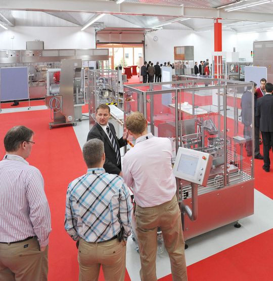 Ein roter Teppich schmückte die Montagehalle bei der Hausmesse von Bausch+Ströbel. (Bild: Bausch&Ströbel) Ein roter Teppich schmückte die Montagehalle bei der Hausmesse von Bausch+Ströbel. (Bild: Bausch&Ströbel)