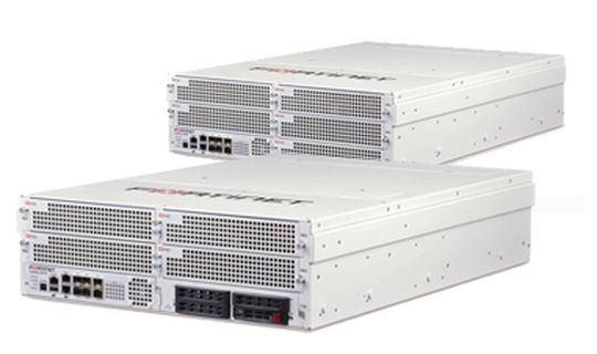 Die Fortigate 3951B (unten) kann beim Durchsatz nicht ganz mit der 3950B mithalten, bringt dafür aber Solid-State-Disk-Steckplätze mit. Die Fortigate 3951B (unten) kann beim Durchsatz nicht ganz mit der 3950B mithalten, bringt dafür aber Solid-State-Disk-Steckplätze mit.