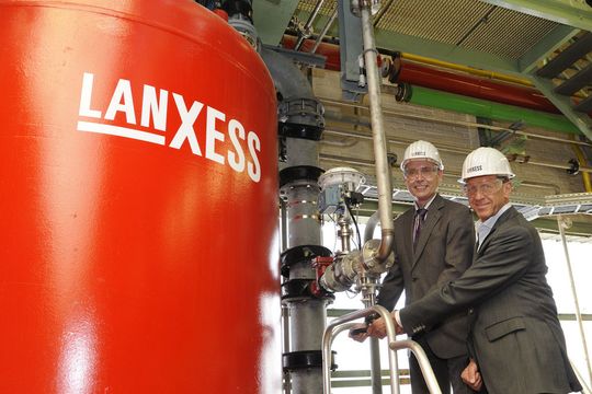 Werner Breuers, Vorstandsmitglied der LANXESS AG (links), und Hans-Georg Schmitt, Leiter des Lanxess-Geschäftsbereichs Basic Chemicals (rechts), stellten das Erweiterungsprojekt vor. (Bild: Lanxess)