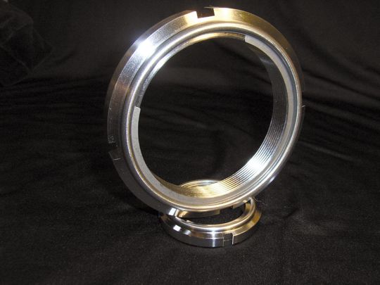 Das Fine U-Nut System besteht aus einer Wellenmutter mit integrierter Spezialfeder aus Edelstahl. (Bild: Wieloch Technik)