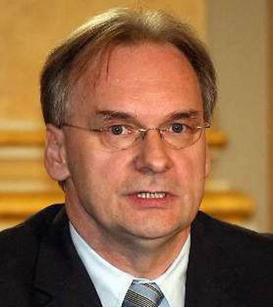 Dr. Reiner Haseloff, Wirtschaftsminister von Sachsen-Anhalt: „Braunkohle, aus der alle Produkte gewonnen werden können, die aus Erdöl hergestellt werden, ist viel zu schade zum Verbrennen.“ (Bild: Viktoria Kühne/Bilddatenbank Sachsen-Anhalt)