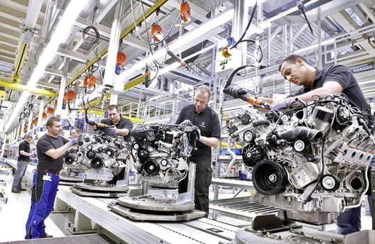 ASIC industrialisiert das Netzwerk-Managment mit HP Network Automation, Bild: Mercedes-Benz – Montage von V6-Motoren ASIC industrialisiert das Netzwerk-Managment mit HP Network Automation, Bild: Mercedes-Benz – Montage von V6-Motoren