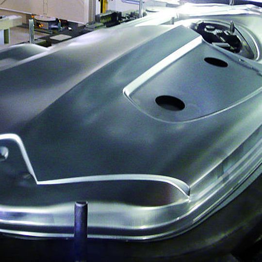 Mit der richtigen Methode lässt sich bei Großwerkzeugen für die Umformtechnik durch die Topologie-Optimierung eine Menge Gewicht einsparen. Bild: Kuhn Mit der richtigen Methode lässt sich bei Großwerkzeugen für die Umformtechnik durch die Topologie-Optimierung eine Menge Gewicht einsparen. Bild: Kuhn