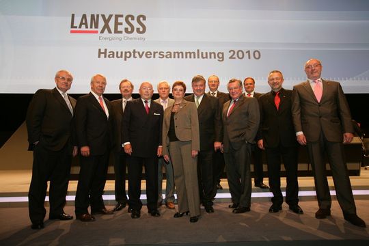 Die zwölf Mitglieder des neue Aufsichtsrat von Lanxess (von links nach rechts): Ulrich Middelmann, Rainer Laufs, Theo Walthie, Rolf Stomberg, Ulrich Freese, Gisela Seidel, Friedrich Janssen, Rudolph Fauß, Robert Köhler, Axel Berndt, Hans-Jürgen Schicker, Wolfgang Blossey (Bild: Lanxess)