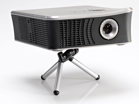DVB-T-Tuner und Festplatte machen den Emtec-Beamer zum Movie Cube Theater T800. DVB-T-Tuner und Festplatte machen den Emtec-Beamer zum Movie Cube Theater T800.