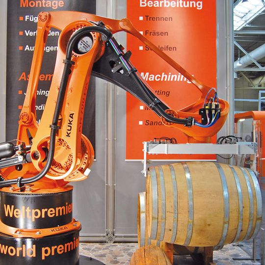 Der vielseitige Stapel-Roboter KR 700 PA mit Vier-Achs-Kinematik bietet ideale Voraussetzungen für den Einsatz in Logistikzentren, wo sortenrein palettiert werden muss. Bild: Kuka Der vielseitige Stapel-Roboter KR 700 PA mit Vier-Achs-Kinematik bietet ideale Voraussetzungen für den Einsatz in Logistikzentren, wo sortenrein palettiert werden muss. Bild: Kuka