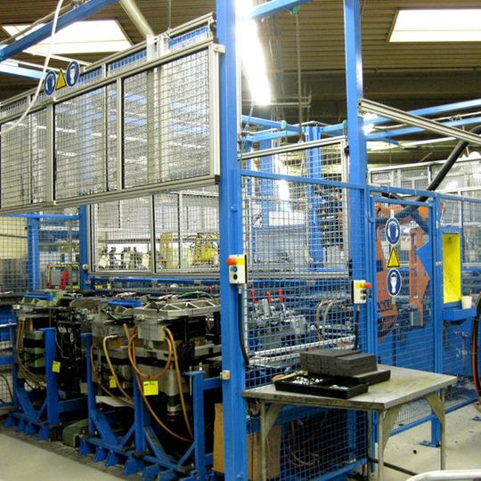Die automatischen Zaunelemente ermöglichen wechselseitig den Zugriff auf die Werkstückträger. Bild: de Man Die automatischen Zaunelemente ermöglichen wechselseitig den Zugriff auf die Werkstückträger. Bild: de Man
