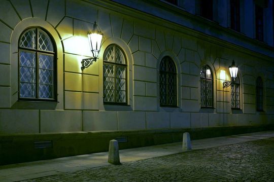 Straßenbeleuchtung mit neutralweißem Licht ist angenehmer, da ihr Lichtspektrum besser verteilt ist Straßenbeleuchtung mit neutralweißem Licht ist angenehmer, da ihr Lichtspektrum besser verteilt ist
