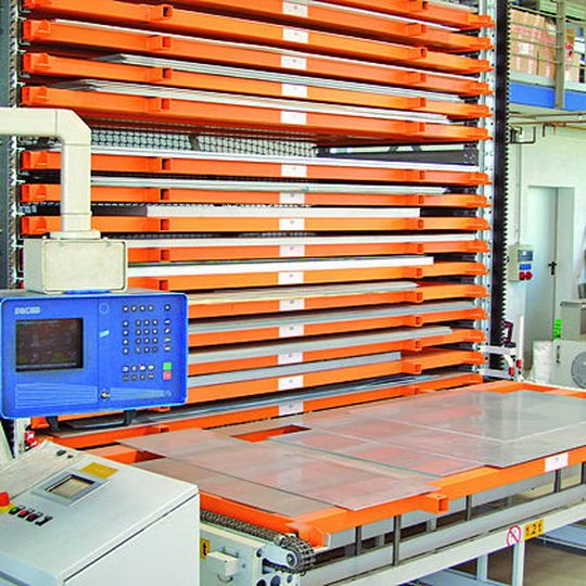 Bei Destill Tech ist das Kasto-Blechlagersystem Unitower C 1.2 neben der CNC-Stanzmaschine angeordnet, um Beladevorgänge direkt aus dem Lager vornehmen zu können. Bild: Kasto Bei Destill Tech ist das Kasto-Blechlagersystem Unitower C 1.2 neben der CNC-Stanzmaschine angeordnet, um Beladevorgänge direkt aus dem Lager vornehmen zu können. Bild: Kasto