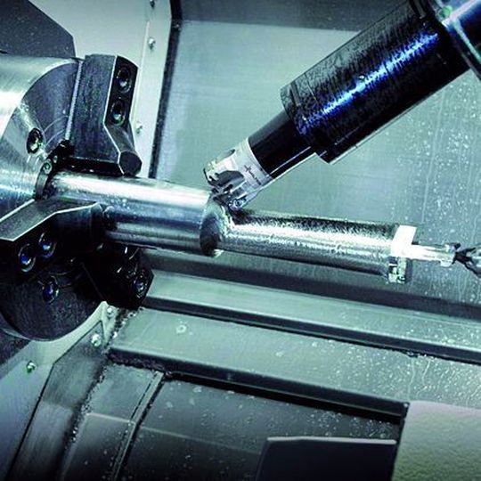 Drei Dinge machen den Werkzeugen bei der Titan-Zerspanung das Leben schwer: extrem schlechte Wärmeleitfähigkeit, relativ niedriger Elastizitätsmodul und Neigung zum Kleben. Bild: Walter Drei Dinge machen den Werkzeugen bei der Titan-Zerspanung das Leben schwer: extrem schlechte Wärmeleitfähigkeit, relativ niedriger Elastizitätsmodul und Neigung zum Kleben. Bild: Walter