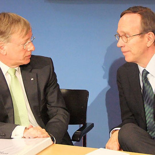 Wollen mit ihrem Grundsatzpapier und dem Konzept der Co-Modalität die verkehrspolitische Debatte befeuern: Dr. Karl-Friedrich Rausch, Vorstand Transport und Logistik der DB Mobility Logistics AG (links) und Matthias Wissmann, Präsident des Verbandes der Automobilindustrie (VDA). Bild: Eckstein Wollen mit ihrem Grundsatzpapier und dem Konzept der Co-Modalität die verkehrspolitische Debatte befeuern: Dr. Karl-Friedrich Rausch, Vorstand Transport und Logistik der DB Mobility Logistics AG (links) und Matthias Wissmann, Präsident des Verbandes der Automobilindustrie (VDA). Bild: Eckstein