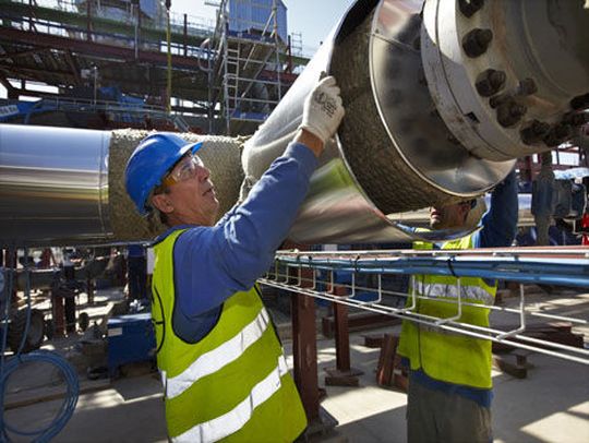 BIS-Arbeiter bei Isolationsarbeiten am Sonnenkraftwerk Solnova bei Sevilla (Bild: Bilfinger Berger)