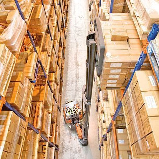 Unternehmen aus Handel und Industrie können den Warenbestand mit einer entsprechenden Lagerversicherung absichern, denn nicht jeder Schadensfall kann beim Lagerhalter festgemacht werden. Bild: APL Unternehmen aus Handel und Industrie können den Warenbestand mit einer entsprechenden Lagerversicherung absichern, denn nicht jeder Schadensfall kann beim Lagerhalter festgemacht werden. Bild: APL