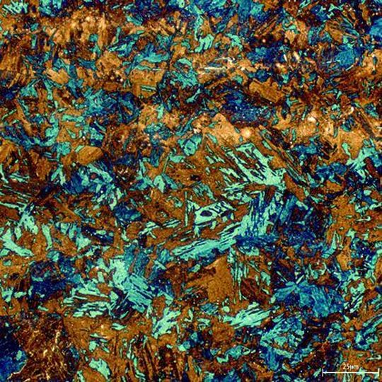 Kennzeichnend für ein bainitisches Gefüge ist die Kombination konträr scheinender Werkstoffeigenschaften. Man unterscheidet zwischen oberem und unterem Bainit – je nach Temperatur, bei der die isotherme Gefügeumwandlung erfolgt ist. Bild: IWT Kennzeichnend für ein bainitisches Gefüge ist die Kombination konträr scheinender Werkstoffeigenschaften. Man unterscheidet zwischen oberem und unterem Bainit – je nach Temperatur, bei der die isotherme Gefügeumwandlung erfolgt ist. Bild: IWT