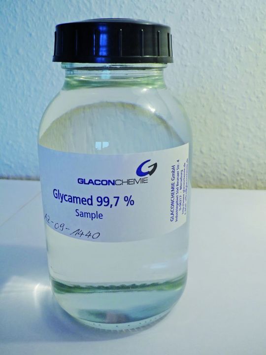 1 Biogenes Glycerin dient als wichtige Grundlage zur Herstellung vielseitig einsetzbarer nachhaltiger Lösungsmittel. (Bilder: Glaconchemie) 1 Biogenes Glycerin dient als wichtige Grundlage zur Herstellung vielseitig einsetzbarer nachhaltiger Lösungsmittel. (Bilder: Glaconchemie)
