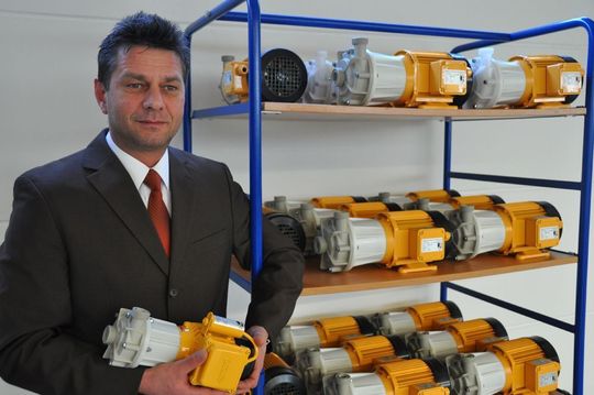 Bereits heute kann Klaus Nees, Leiter Verkauf und Produktion bei Schmitt-Kreiselpumpen (im Bild), seinen Kunden IE3-Motoren für die Pumpen anbieten. Bereits heute kann Klaus Nees, Leiter Verkauf und Produktion bei Schmitt-Kreiselpumpen (im Bild), seinen Kunden IE3-Motoren für die Pumpen anbieten.