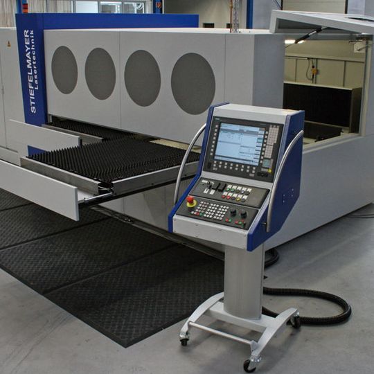 Bild 1: Weil alle bewegten Elemente aus Kohlefaser sind, zeichnet sich die Laserschneidanlage durch eine hohe Dynamik aus. Bild: Stiefelmeyer Bild 1: Weil alle bewegten Elemente aus Kohlefaser sind, zeichnet sich die Laserschneidanlage durch eine hohe Dynamik aus. Bild: Stiefelmeyer