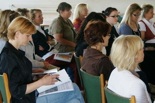 Frowenpower: Nach dem rund zweistündigen Theorieblock über Exportverpackungen legten die Damen selbst Hand an und brillierten beim Nageln und Staplerfahren. Frowenpower: Nach dem rund zweistündigen Theorieblock über Exportverpackungen legten die Damen selbst Hand an und brillierten beim Nageln und Staplerfahren.