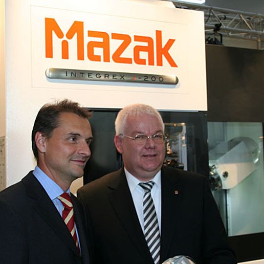 Mazak hat die neuen Integrex-j-Bearbeitungszentren bei Oltrogge in Bielefeld eingeführt. Die erste Maschine präsentierten Oltrogge-Geschäftsführer Daniel Oltrogge und Mazak-Deutschland-Geschäftsführer Joachim Herberger. Bild: Fouhy Mazak hat die neuen Integrex-j-Bearbeitungszentren bei Oltrogge in Bielefeld eingeführt. Die erste Maschine präsentierten Oltrogge-Geschäftsführer Daniel Oltrogge und Mazak-Deutschland-Geschäftsführer Joachim Herberger. Bild: Fouhy