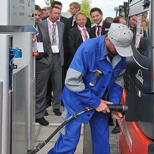 Der Tankvorgang an einer Wasserstoff-Tankstelle ist nach Angaben von Linde MH vergleichbar mit einer Erdgas-Betankung und somit sicherer als an einer konventionellen Zapfsäule für Benzin oder Diesel. Bild: Linde MH Der Tankvorgang an einer Wasserstoff-Tankstelle ist nach Angaben von Linde MH vergleichbar mit einer Erdgas-Betankung und somit sicherer als an einer konventionellen Zapfsäule für Benzin oder Diesel. Bild: Linde MH
