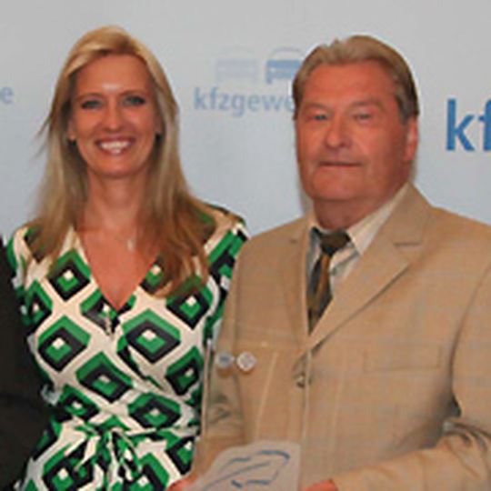 Wetterfee Claudia Kleinert gratuliert Gerhard Kunze von der Kfz-Innung Salzgitter zum Blauen Kalligraphen in Gold. Wetterfee Claudia Kleinert gratuliert Gerhard Kunze von der Kfz-Innung Salzgitter zum Blauen Kalligraphen in Gold.