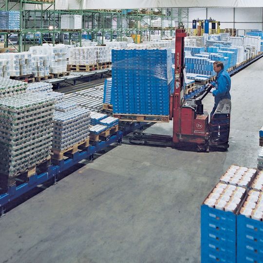 Warenbereitstellung im Zentrallager Zeven: Der Nordmilch-Konzern mit Hauptsitz in Bremen exportiert seine Milchprodukte in über 80 Länder der Welt und erzielte im Jahr 2008 einen Konzernumsatz in Höhe von 2,5 Mrd. Euro. Bild: Nordmilch Warenbereitstellung im Zentrallager Zeven: Der Nordmilch-Konzern mit Hauptsitz in Bremen exportiert seine Milchprodukte in über 80 Länder der Welt und erzielte im Jahr 2008 einen Konzernumsatz in Höhe von 2,5 Mrd. Euro. Bild: Nordmilch