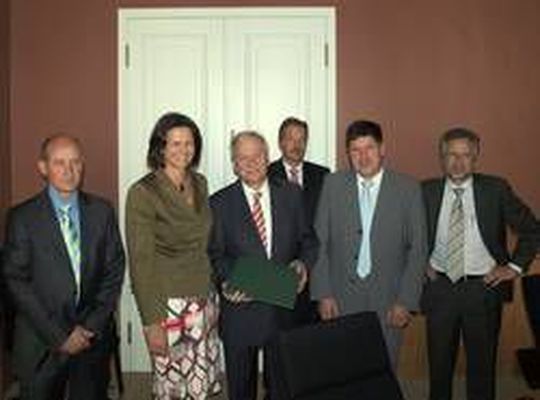 Bundesministerin Aigner im Kreise der Förderbescheid-Empfänger (Bild: BMELV)