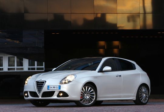 Die Designer der neuen Giulietta haben sich am Supersportwagen Alfa Romeo 8C Competizione orientiert. Die Designer der neuen Giulietta haben sich am Supersportwagen Alfa Romeo 8C Competizione orientiert.
