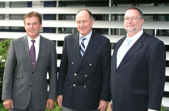 Die drei Siemens-Manager Kumpfmüller, Huber und Bruns (v.l.n.r.) freuen sich auf die Einweihung des neuen Produktionsgebäudes von Siemens in Haguenau. Die drei Siemens-Manager Kumpfmüller, Huber und Bruns (v.l.n.r.) freuen sich auf die Einweihung des neuen Produktionsgebäudes von Siemens in Haguenau.