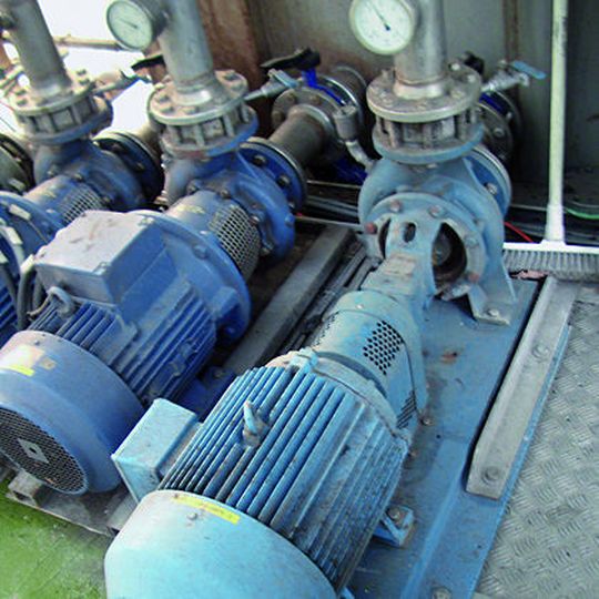 Bild 1: Alte Kühlwasserpumpen haben nicht unbedingt einen guten Wirkungsgrad. Durch einen Austausch lässt sich die Energieeffizienz erhöhen. Bild 1: Alte Kühlwasserpumpen haben nicht unbedingt einen guten Wirkungsgrad. Durch einen Austausch lässt sich die Energieeffizienz erhöhen.