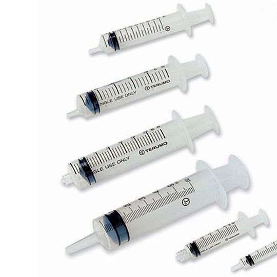 Beim Medizintechnik-Anbieter Terumo werden Tag für Tag unter hohen hygienischen Ansprüchen Millionen von Spritzen hergestellt. Beim Medizintechnik-Anbieter Terumo werden Tag für Tag unter hohen hygienischen Ansprüchen Millionen von Spritzen hergestellt.