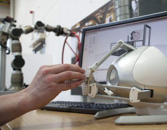 Der Wartungsroboter lässt sich über eine Bedienerschnittstelle mit Visualisierung und haptischem Eingabegerät steuern. (Bild: Fraunhofer IPA) Der Wartungsroboter lässt sich über eine Bedienerschnittstelle mit Visualisierung und haptischem Eingabegerät steuern. (Bild: Fraunhofer IPA)