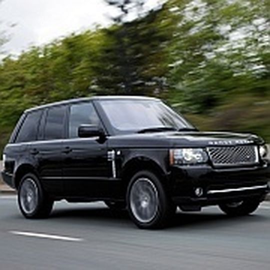 Äußerlich fast unverändert, bekam der Range Rover zum 40. einen neuen Antrieb spendiert. Äußerlich fast unverändert, bekam der Range Rover zum 40. einen neuen Antrieb spendiert.
