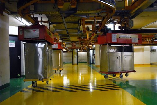 Durch die Katakomben des Klinikums gleiten die Rollcontainer an einer Einschienen-Hängebahn zum Ziel Bild: Turck Durch die Katakomben des Klinikums gleiten die Rollcontainer an einer Einschienen-Hängebahn zum Ziel Bild: Turck