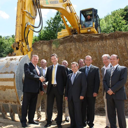 Dr. Jürgen Pföhler (links), Landrat des Kreises Ahrweiler, wünscht Andreas Stuber (3.v.l.), Geschäftsführer der Akro-Plastic GmbH, viel Erfolg für den Erweiterungsbau. Bild: Akro-Plastic Dr. Jürgen Pföhler (links), Landrat des Kreises Ahrweiler, wünscht Andreas Stuber (3.v.l.), Geschäftsführer der Akro-Plastic GmbH, viel Erfolg für den Erweiterungsbau. Bild: Akro-Plastic