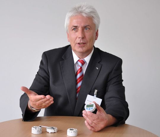 Harry Kurtz, Produkt- und Applikationsspezialist Temperatur bei ABB: "An der Physik der Temperaturmessung mit Widerstandsthermometern und Thermoelementen wird sich wohl nicht mehr viel ändern. Deshalb ist es wichtig, vor allem über die Elektronik zu sprechen." (Bild: PROCESS) Harry Kurtz, Produkt- und Applikationsspezialist Temperatur bei ABB: "An der Physik der Temperaturmessung mit Widerstandsthermometern und Thermoelementen wird sich wohl nicht mehr viel ändern. Deshalb ist es wichtig, vor allem über die Elektronik zu sprechen." (Bild: PROCESS)