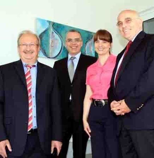 Von links nach rechts: Dr. Hans Peter Baldus (H.C. Starck), Dr. Andreas Sieverdingbeck (H.C. Starck), Dipl.-Kffr. Isabel Koppe (Kerafol), Dipl. Ing. Franz Koppe (Kerafol). Bild: Kerafol Von links nach rechts: Dr. Hans Peter Baldus (H.C. Starck), Dr. Andreas Sieverdingbeck (H.C. Starck), Dipl.-Kffr. Isabel Koppe (Kerafol), Dipl. Ing. Franz Koppe (Kerafol). Bild: Kerafol