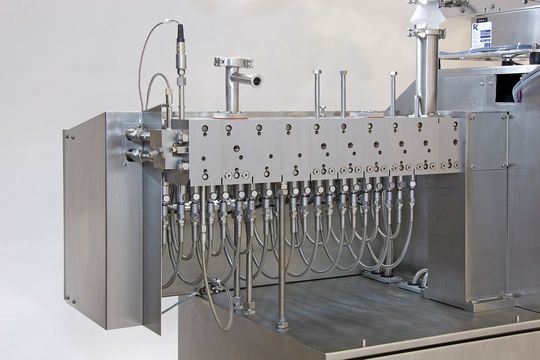 Verfahrensteil eines pharmagerecht ausgeführten ZSK MEGAcompounder PLUS, komplett mit Edelstahl verkleidet und mit leckagefreien Kühlwasserkupplungen ausgestattet (Bild: Coperion)