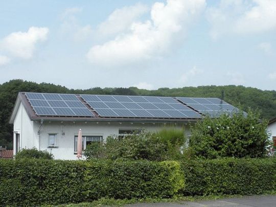 Durch besser Wirkungsgrade moderner Solarmodule ist die Attraktivität von Photovoltaik-Anlagen deutlich gestiegen. Durch besser Wirkungsgrade moderner Solarmodule ist die Attraktivität von Photovoltaik-Anlagen deutlich gestiegen.