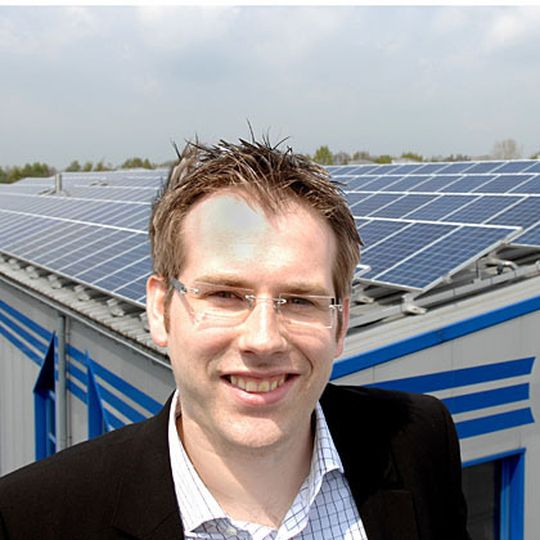 Jens Bussmann vor der Solaranlage mit rund 4000 Modulen auf den Dächern der firmeneigenen Service- und Lagerhallen. Die Spedition spart damit laut eigenen Angaben jährlich rund 200000 kg Kohlendioxid ein. Bild: Bussmann Jens Bussmann vor der Solaranlage mit rund 4000 Modulen auf den Dächern der firmeneigenen Service- und Lagerhallen. Die Spedition spart damit laut eigenen Angaben jährlich rund 200000 kg Kohlendioxid ein. Bild: Bussmann