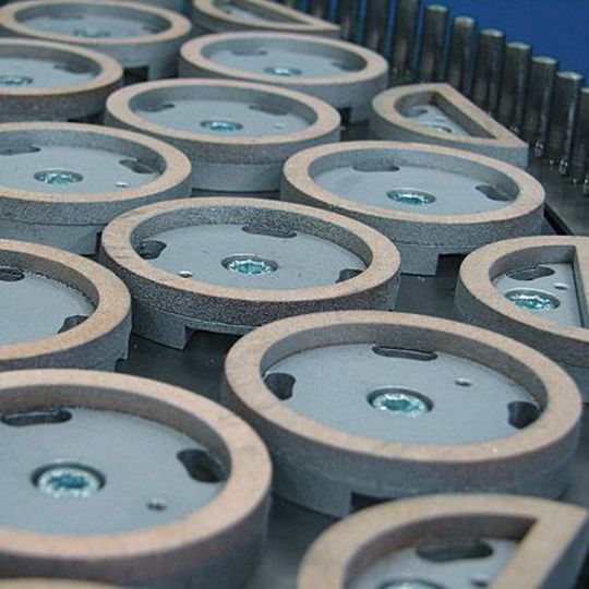 Optimierte Pelletgeometrien mit reduzierten Kontaktflächen führen beim Doppelseiten-Planschleifen mit Planetenkinematik zu effektiverer Zerspanung bei einem geringeren Wärmeeintrag. Bild: Peter Wolters Optimierte Pelletgeometrien mit reduzierten Kontaktflächen führen beim Doppelseiten-Planschleifen mit Planetenkinematik zu effektiverer Zerspanung bei einem geringeren Wärmeeintrag. Bild: Peter Wolters