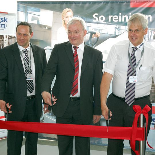 V.l.n.r.: Ralf Lode (GMZ-Leiter), Heinz Breitenbach (Stellvertretender Bürgermeister von Linsengericht) und Dr, Reinhard Mann (Vorstand der Nilfisk-Advance AG) beim „Ribbon Cutting“. Bilder: Schrauth V.l.n.r.: Ralf Lode (GMZ-Leiter), Heinz Breitenbach (Stellvertretender Bürgermeister von Linsengericht) und Dr, Reinhard Mann (Vorstand der Nilfisk-Advance AG) beim „Ribbon Cutting“. Bilder: Schrauth