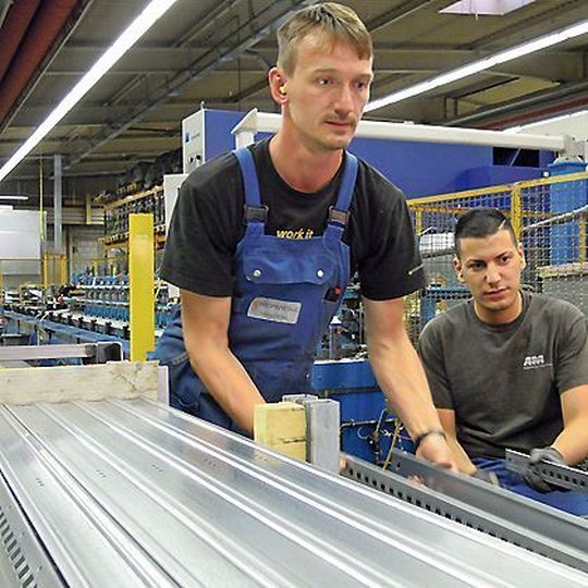 Statt bei Problemen in der Produktion nach Ingenieuren zu rufen, hat der Rollformspezialist mit der Managementmethode Temp eine Problemlöser-Strategie entwickelt. Bild: Profilmetall Statt bei Problemen in der Produktion nach Ingenieuren zu rufen, hat der Rollformspezialist mit der Managementmethode Temp eine Problemlöser-Strategie entwickelt. Bild: Profilmetall