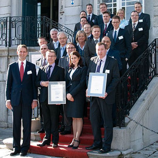 Vertreter der fünf besten Unternehmen des Konsortial-Benchmarkings: Zu den Preisträgern gehören die Aston Martin Lagonda Ltd., die Getrag Ford Transmission GmbH, die Georg Fischer Automotive AG, die Holcim (Deutschland) AG sowie die Heidelberger Druckmaschinen AG. Vertreter der fünf besten Unternehmen des Konsortial-Benchmarkings: Zu den Preisträgern gehören die Aston Martin Lagonda Ltd., die Getrag Ford Transmission GmbH, die Georg Fischer Automotive AG, die Holcim (Deutschland) AG sowie die Heidelberger Druckmaschinen AG.