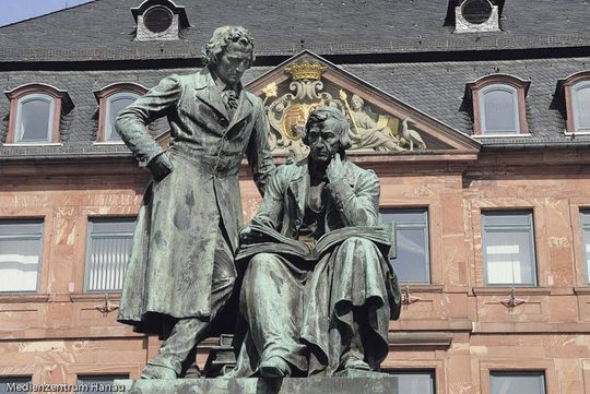 Das Brüder-Grimm-Nationaldenkmal vor dem Neustädter Rathaus in Hanau Das Brüder-Grimm-Nationaldenkmal vor dem Neustädter Rathaus in Hanau