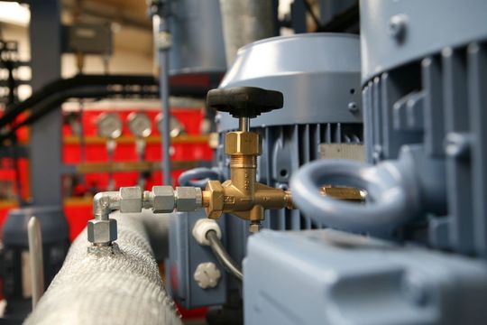 Schweröl für die Dieselmotoren muss im Schiff meist noch aufbereitet werden Bilder: mas Schweröl für die Dieselmotoren muss im Schiff meist noch aufbereitet werden Bilder: mas