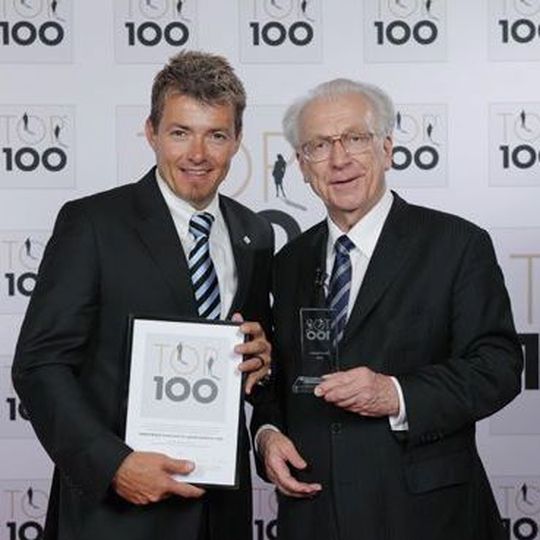 Christoph Ludin nimmt Top-100-Auszeichung für Simon Hegele von Lothar Späth entgegen. Bild: Simon Hegele Christoph Ludin nimmt Top-100-Auszeichung für Simon Hegele von Lothar Späth entgegen. Bild: Simon Hegele